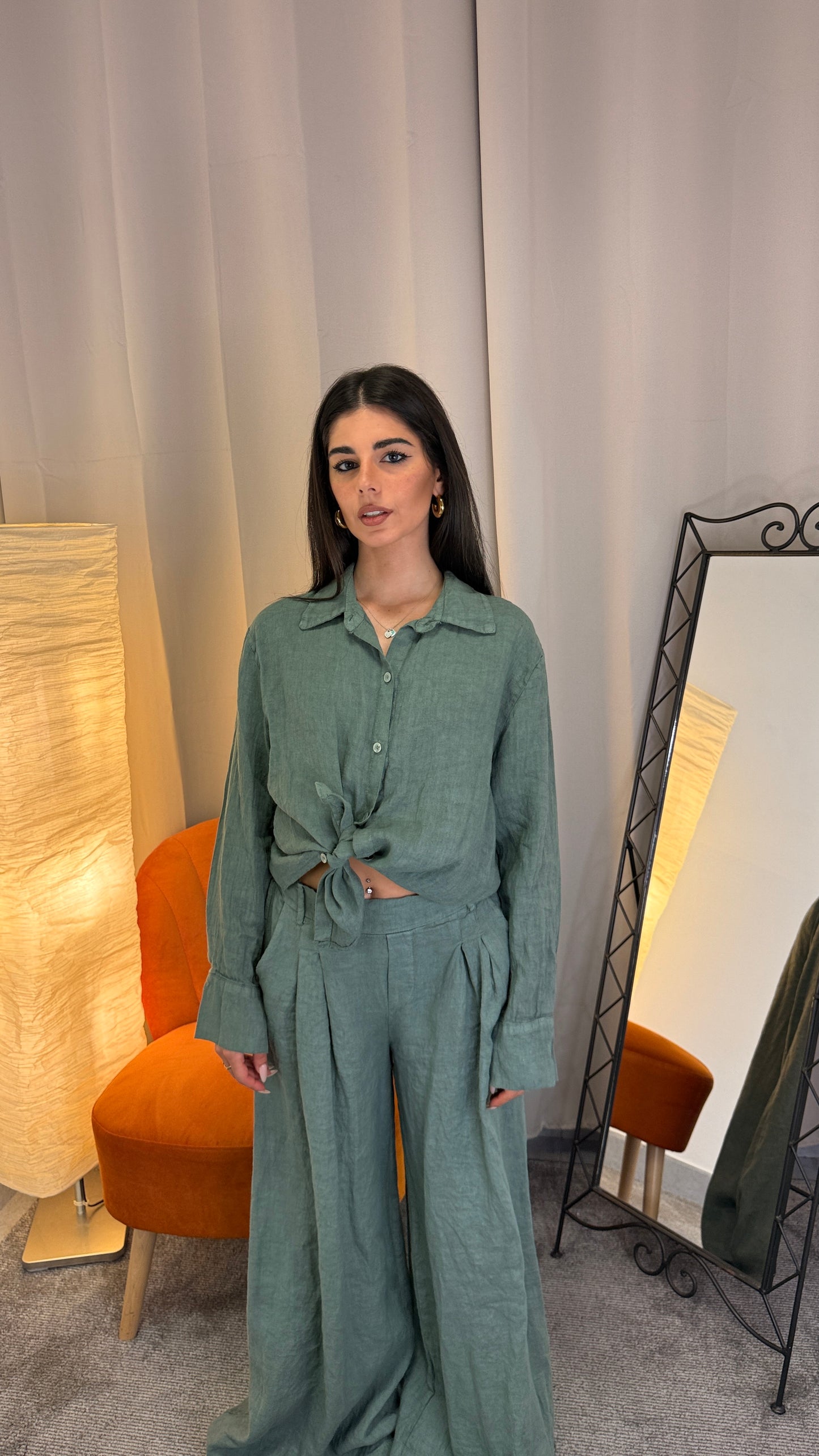 Camicia lino verdone annodata in vita