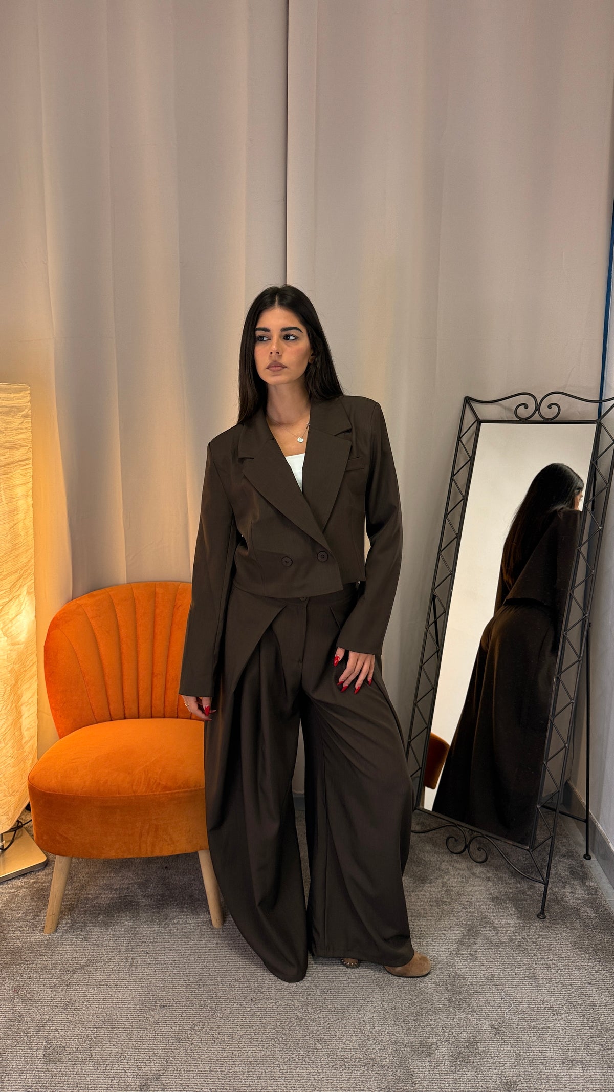 Completo Desy nero con giacca crop doppiopetto e pantalone morbido