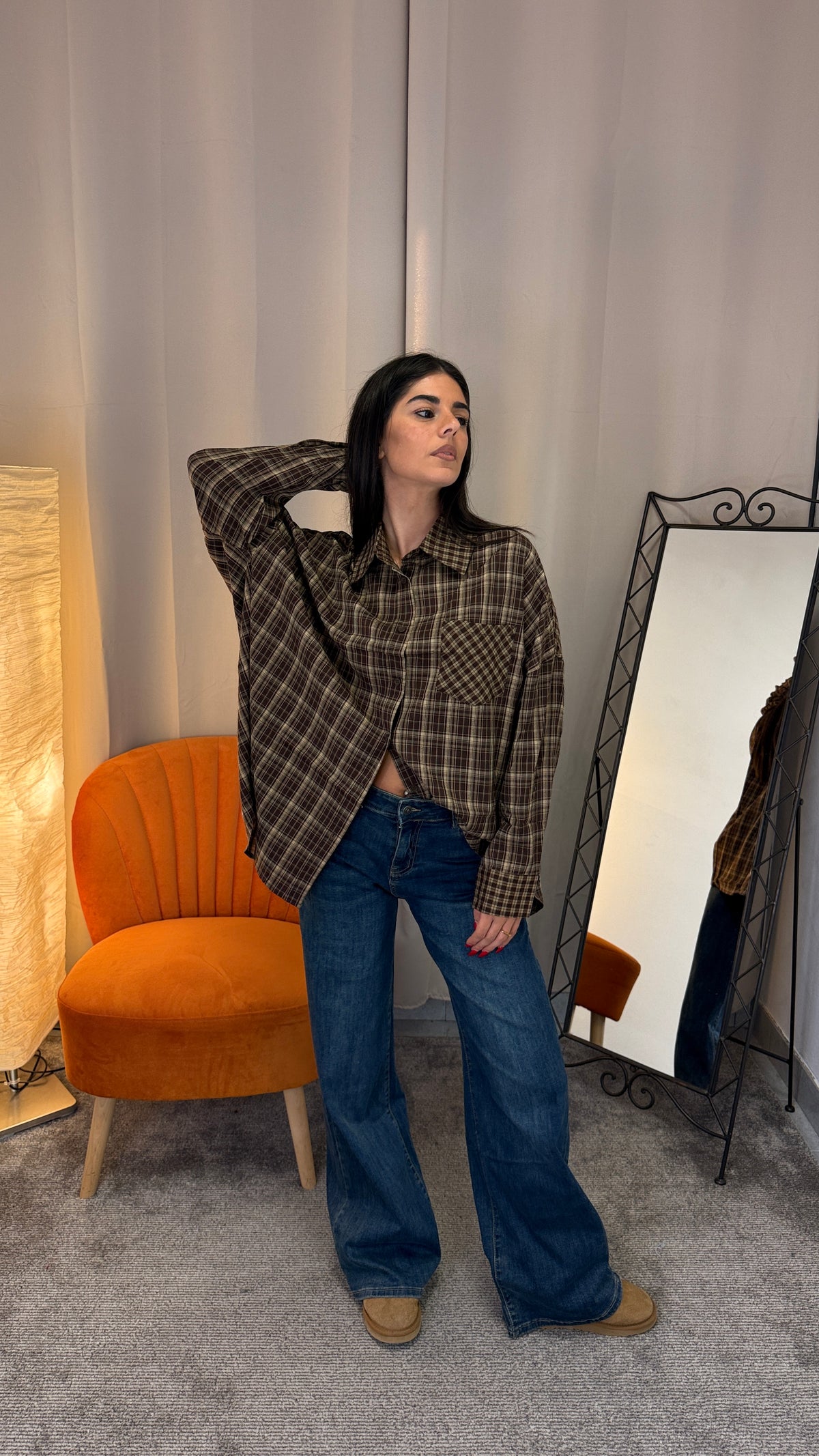 Jeans dritto elasticizzato blu notte indossato con camicia a quadri