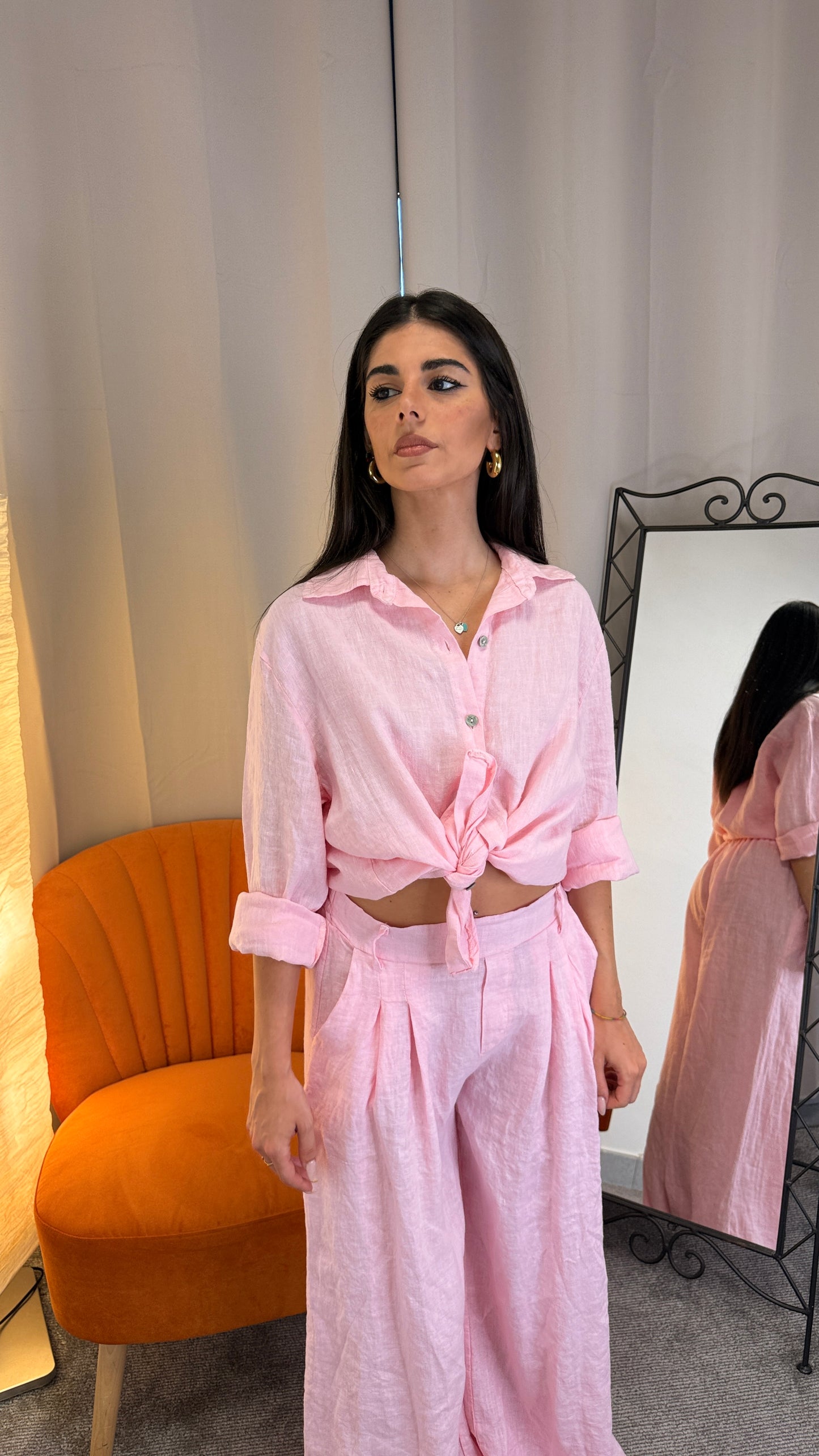 Camicia lino rosa annodata in vita