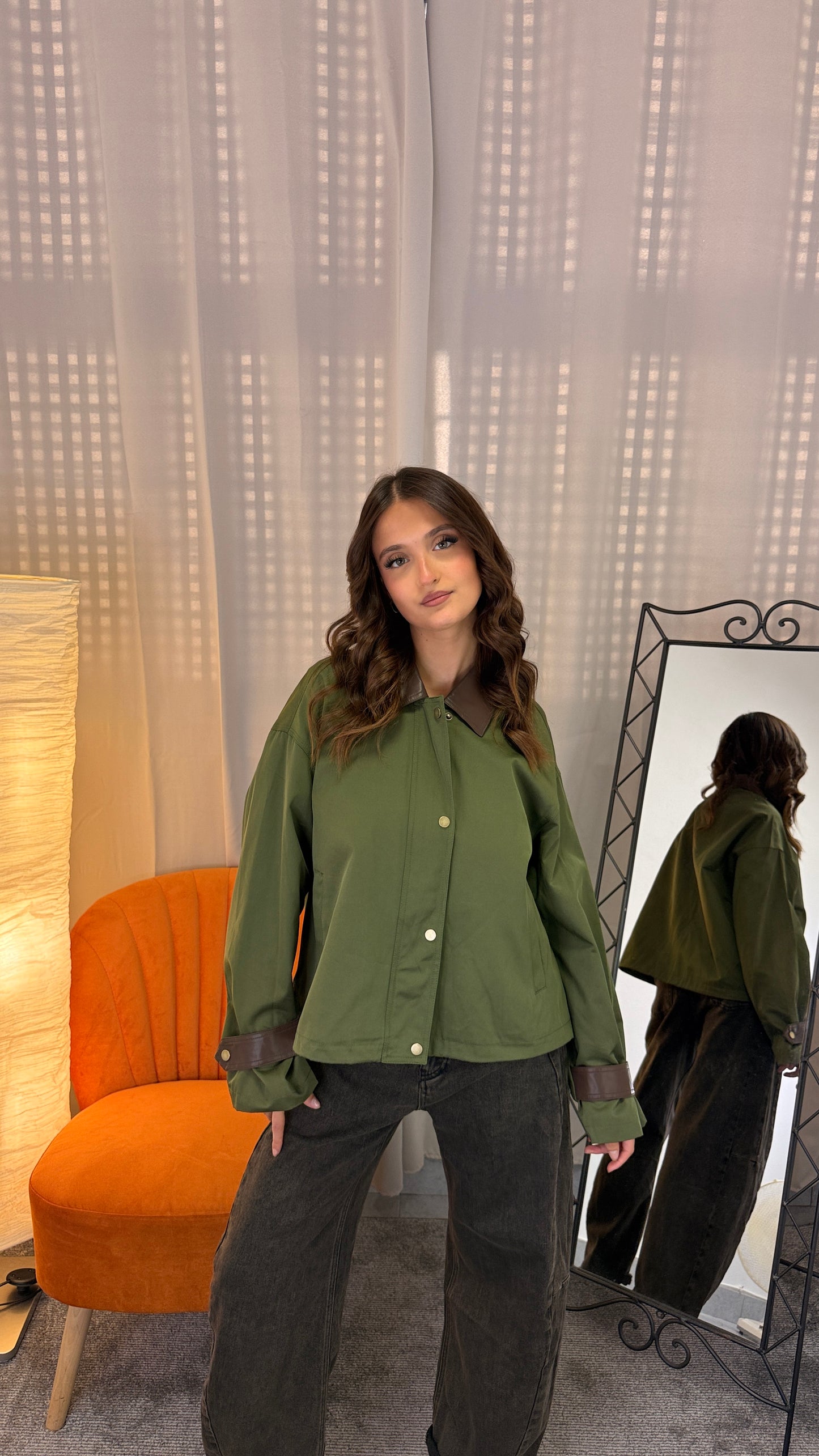 Giacca con colletto e polsini in ecopelle colore verde militare