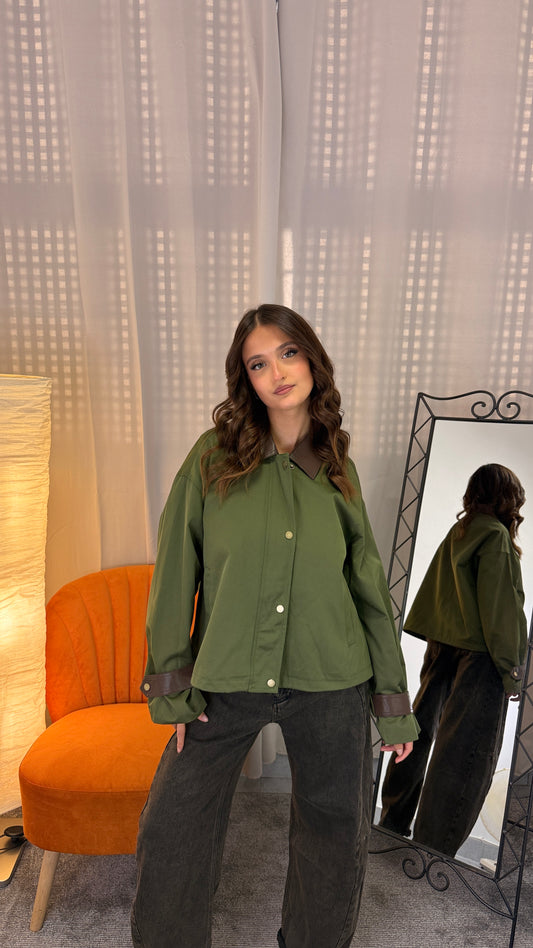 Giacca con colletto e polsini in ecopelle colore verde militare