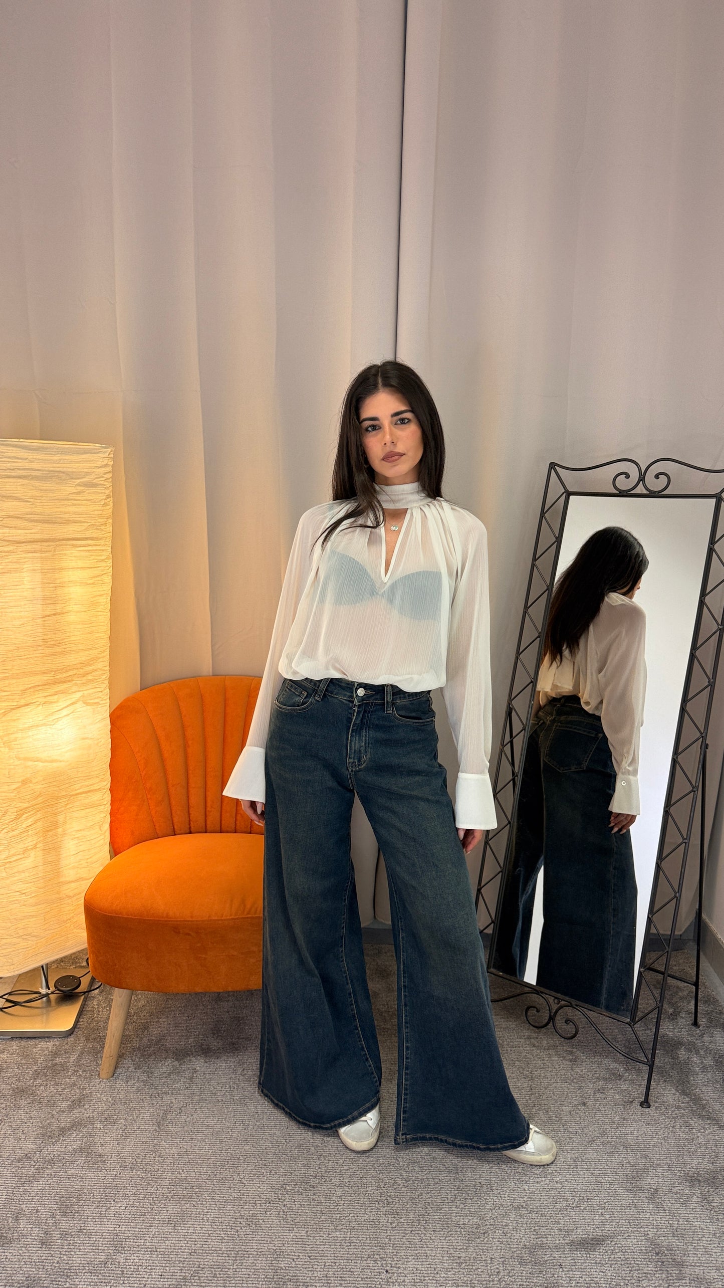 Camicia bianca collo alto polsini a campana - vista frontale