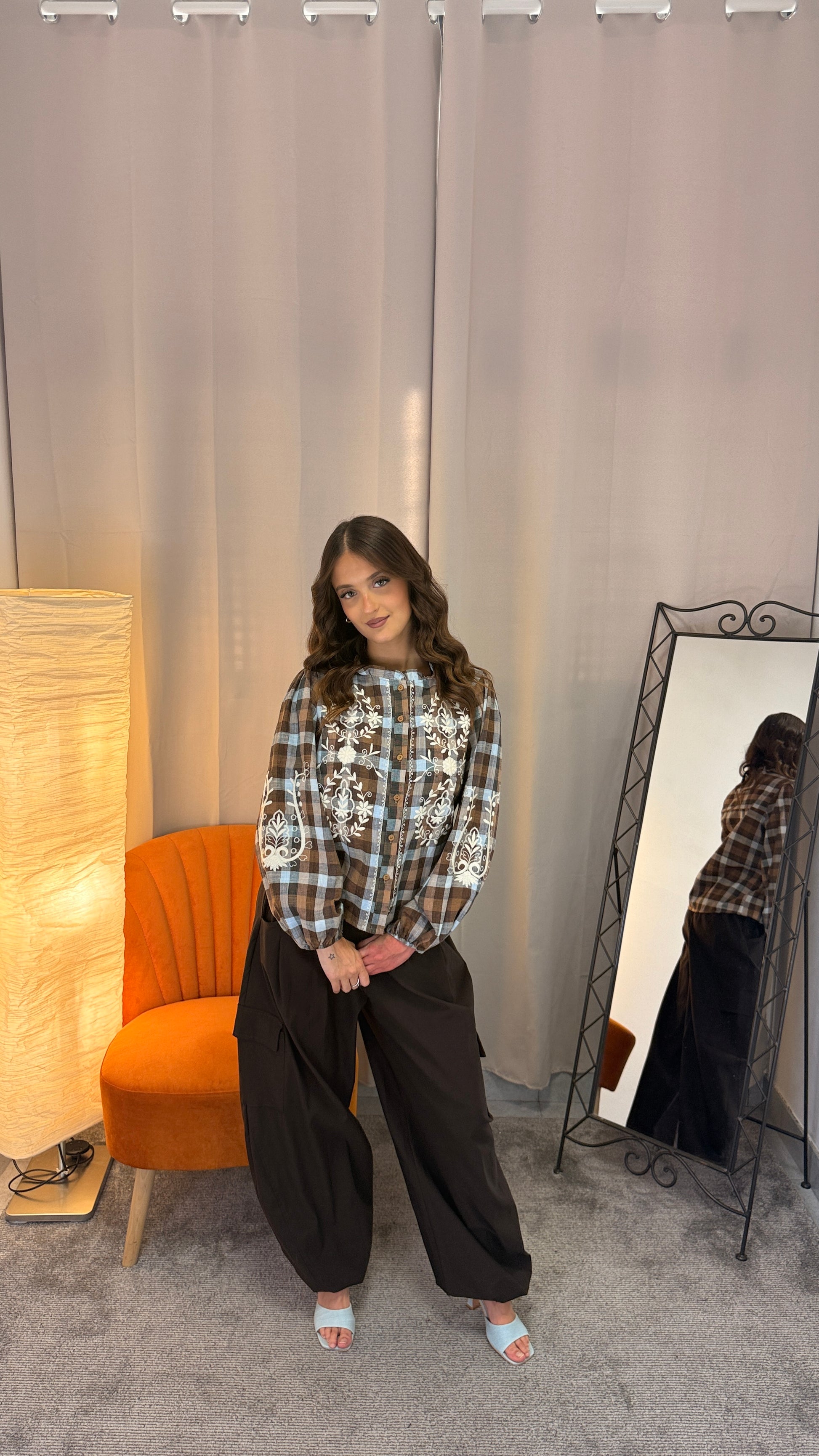 Camicia a quadri con ricami floreali bianchi - vista laterale