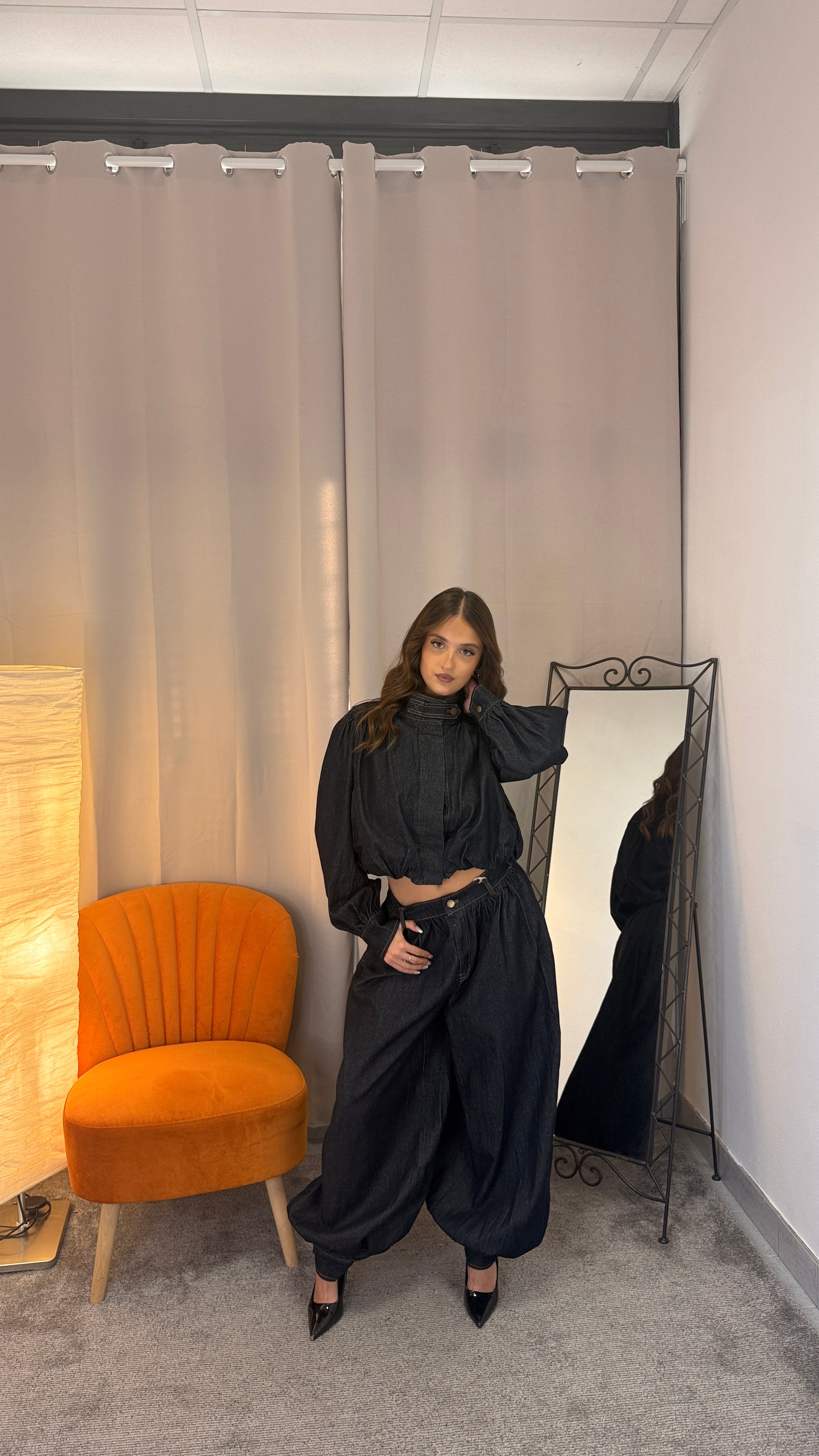 Set denim Monique bomber e jeans balloon nero - vista laterale