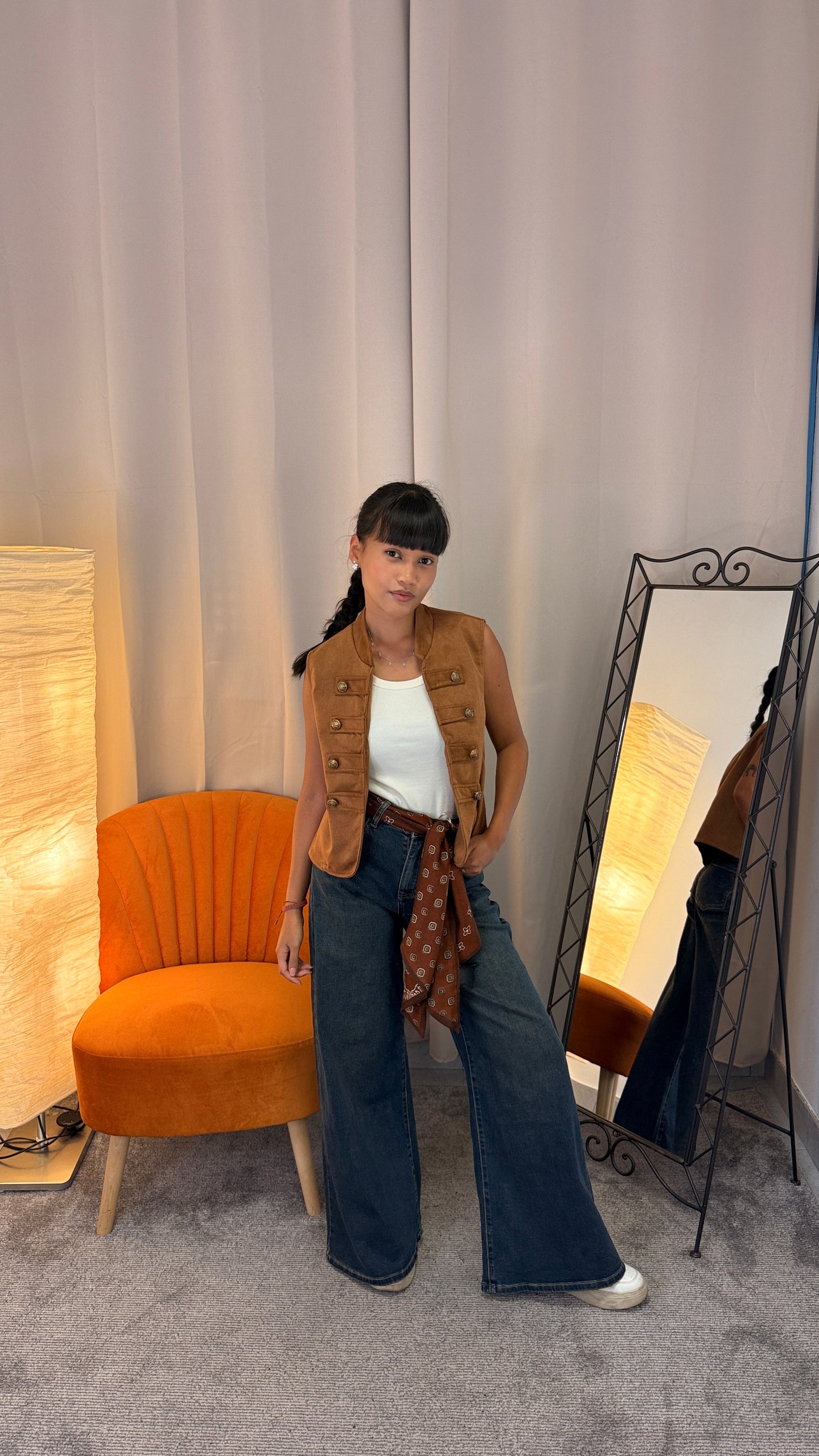Gilet smanicato cammello con bottoni – vista frontale