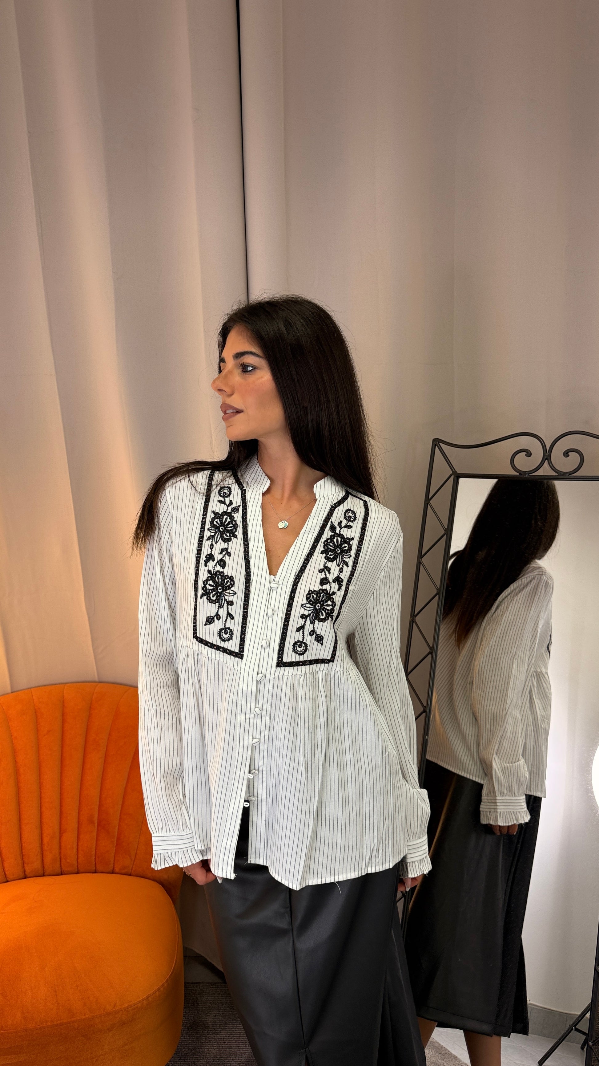 Camicia a righe con ricamo floreale nero - vista frontale
