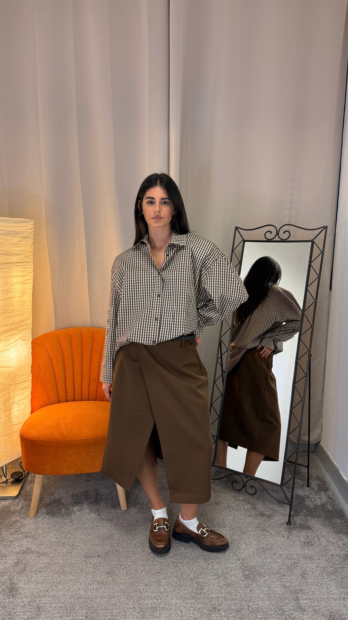 Camicia a quadri oversize con spalline indossata con gonna midi marrone