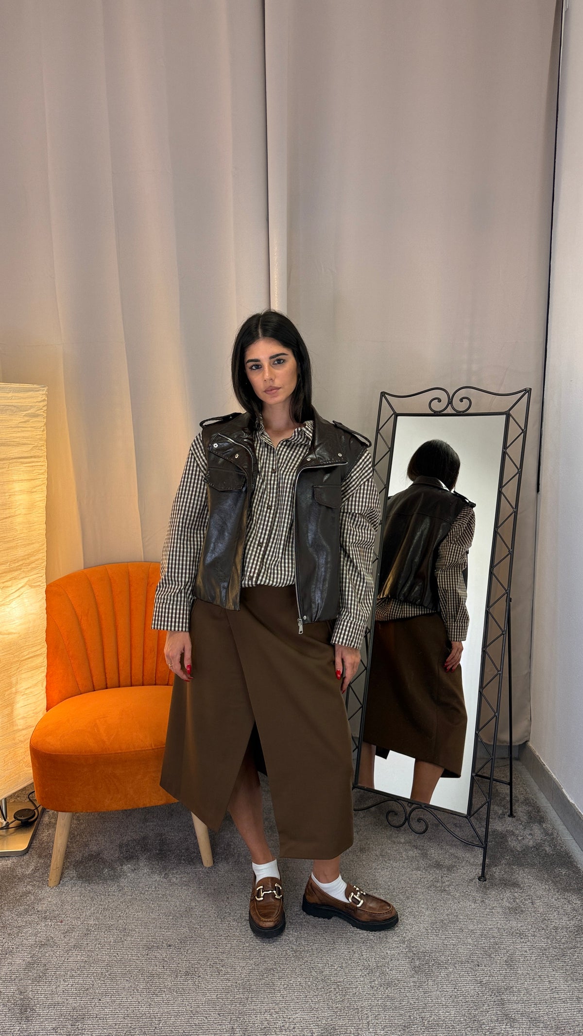 Gonna midi Lumina marrone con spacco abbinata a camicia a quadri e gilet in pelle