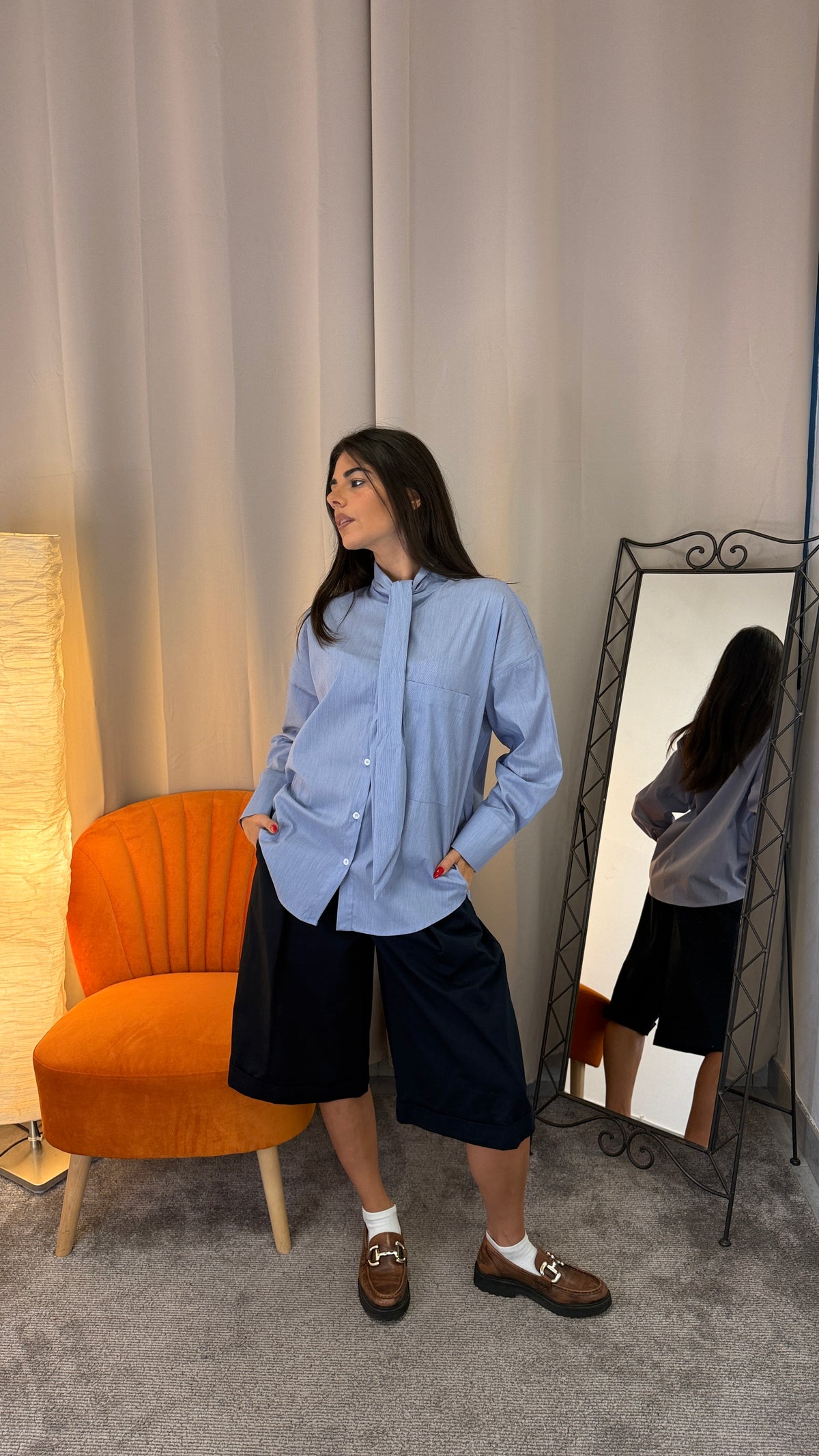 Maxi bermuda sartoriali blu notte Lumina con camicia azzurra e mocassini