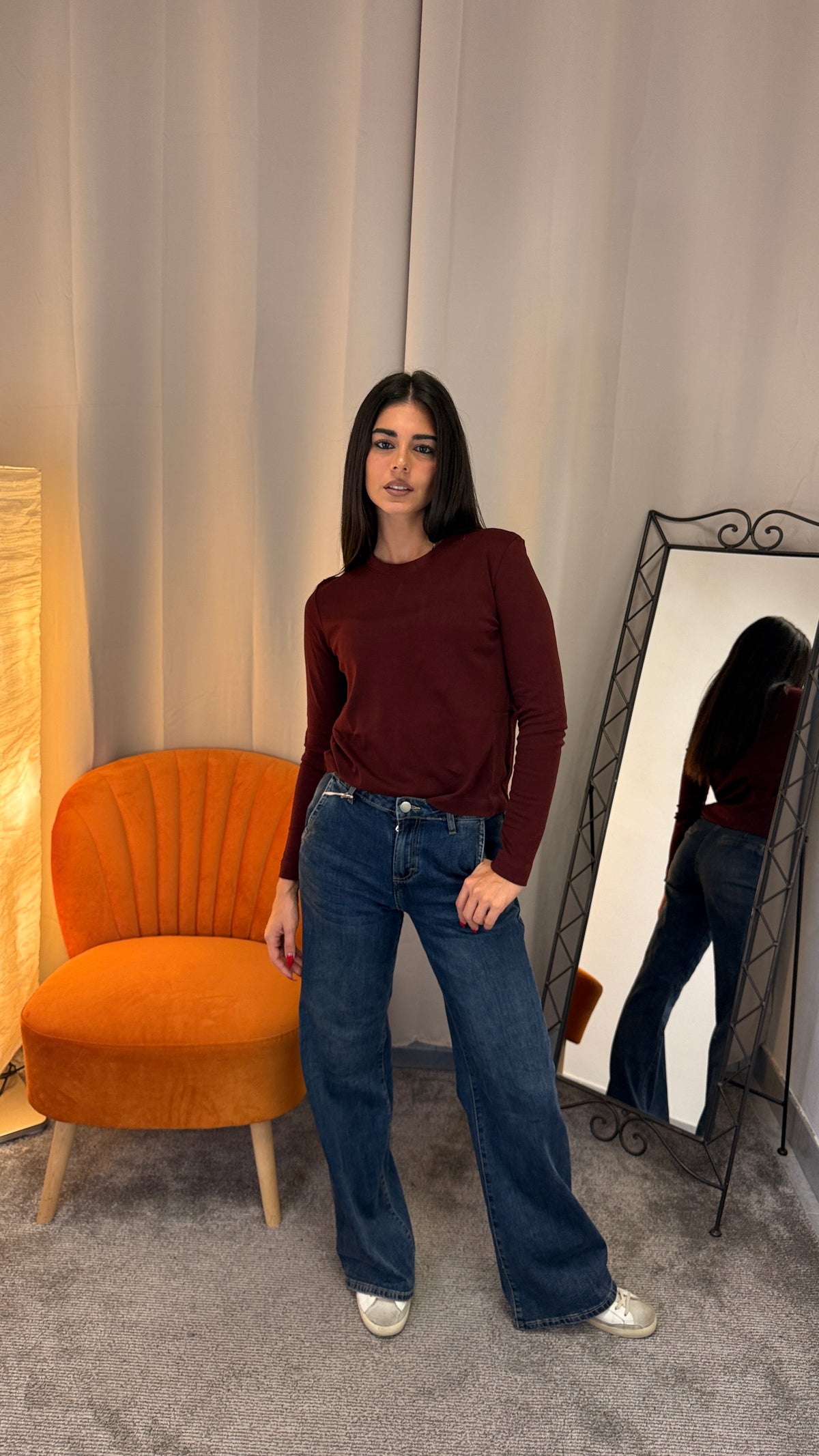 Jeans wide leg blu con tasche alla francese indossato con maglia bordeaux