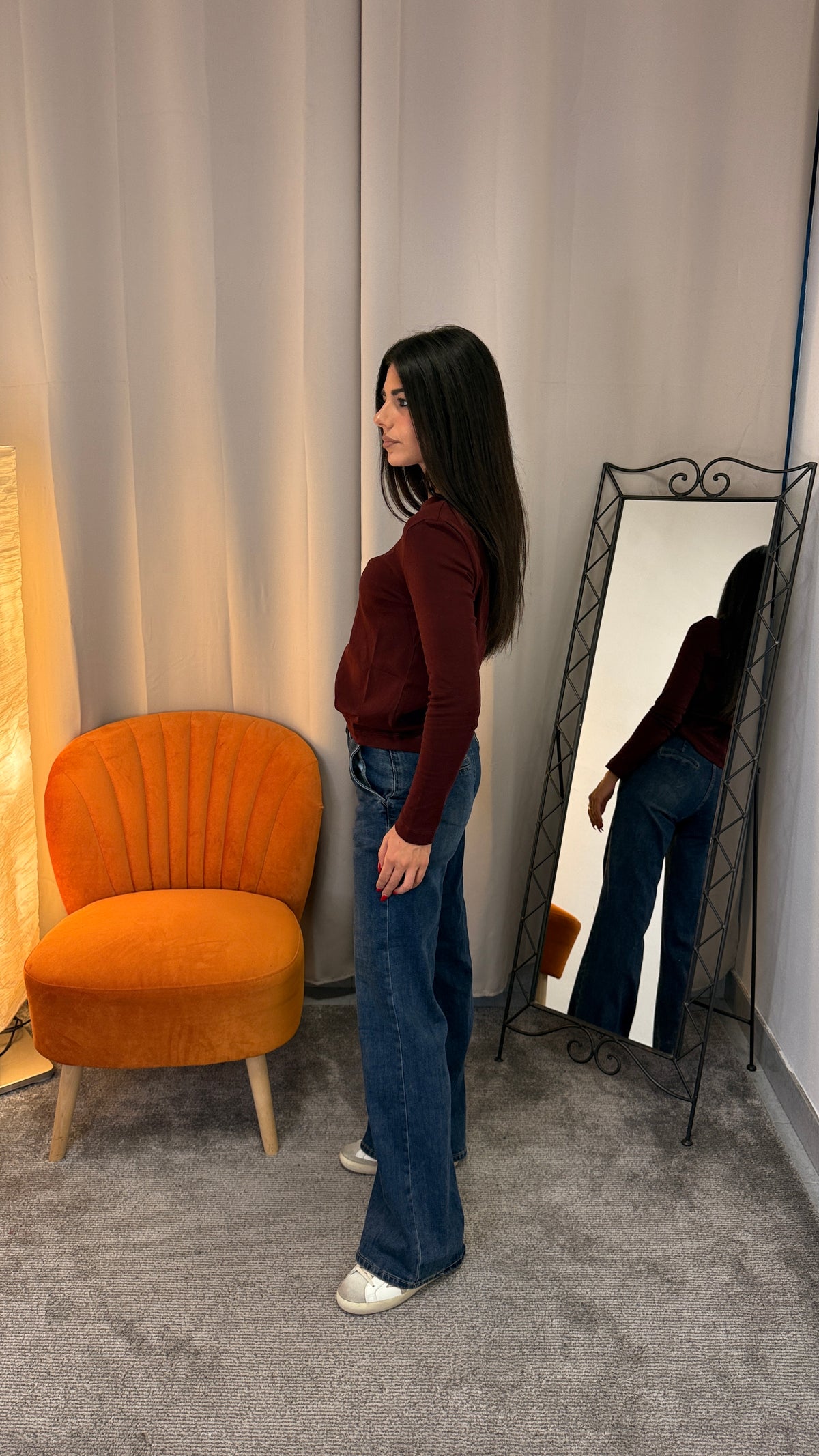 Jeans wide leg blu elasticizzato visto di lato