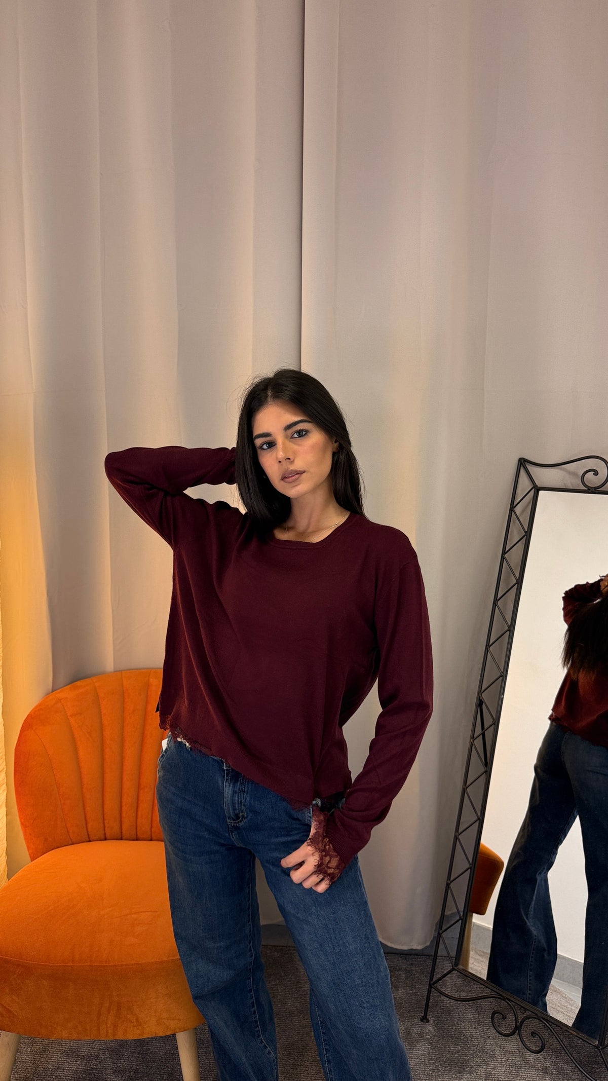 Maglioncino con pizzo nero con jeans