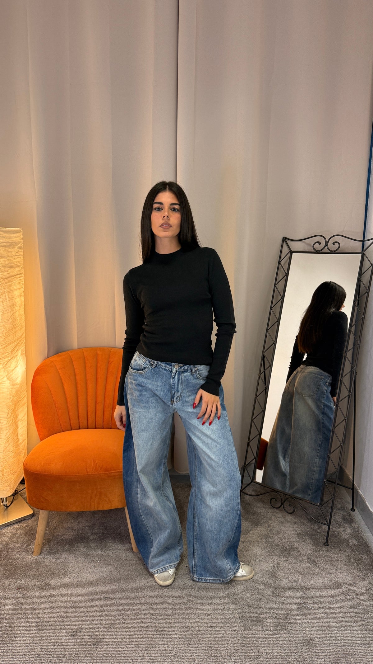 Jeans ballon vita alta Lumina con laterali più scuri indossato con maglia nera