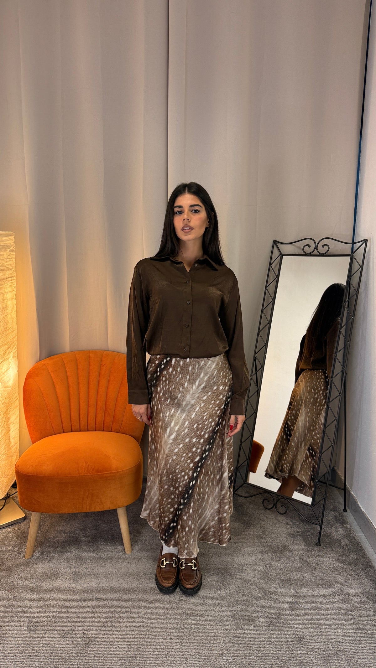 Gonna midi stampa cerbiatto Lumina con camicia marrone e mocassini