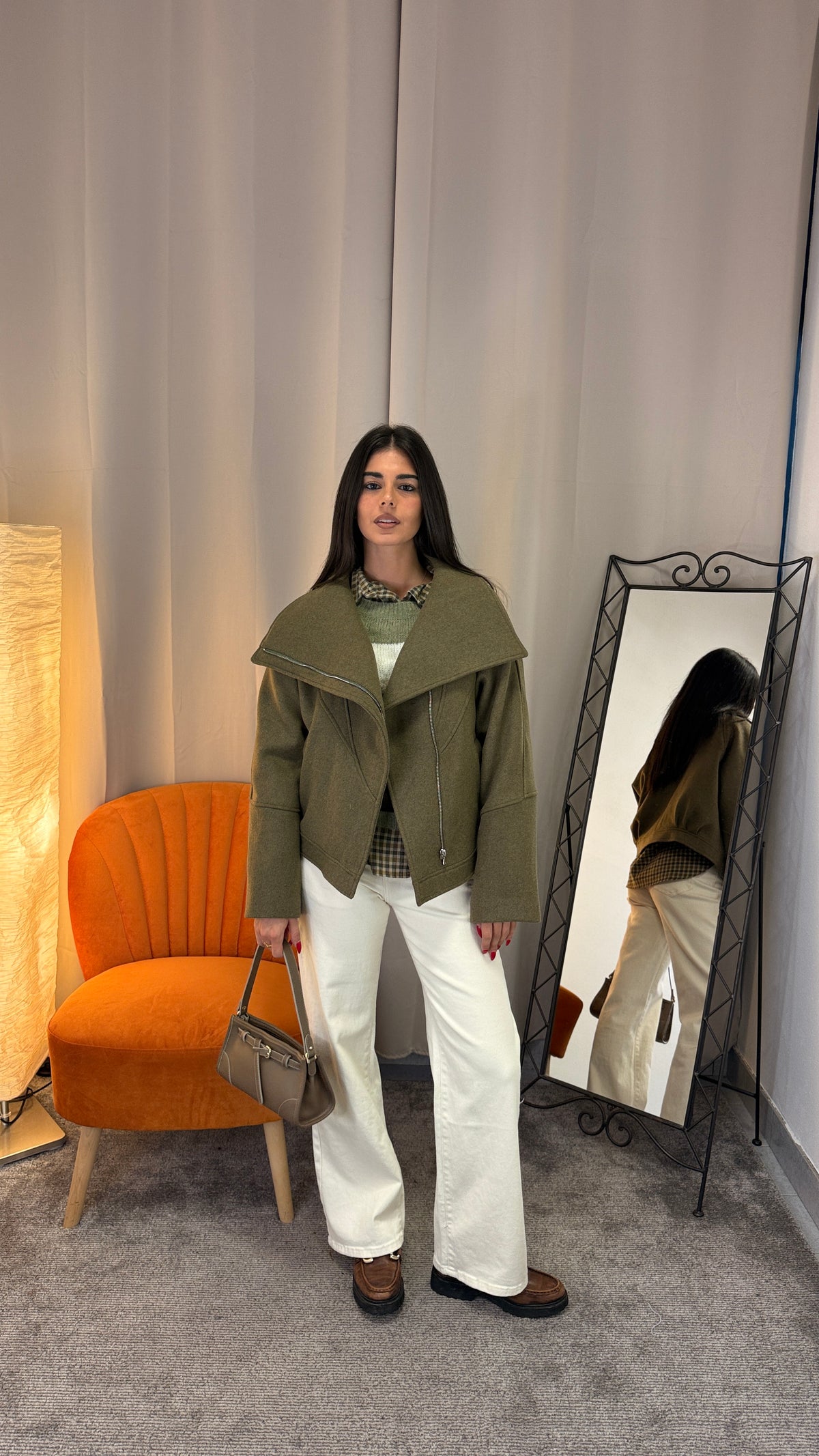 Dettaglio maxi collo della giacca corta verde militare Civico 1