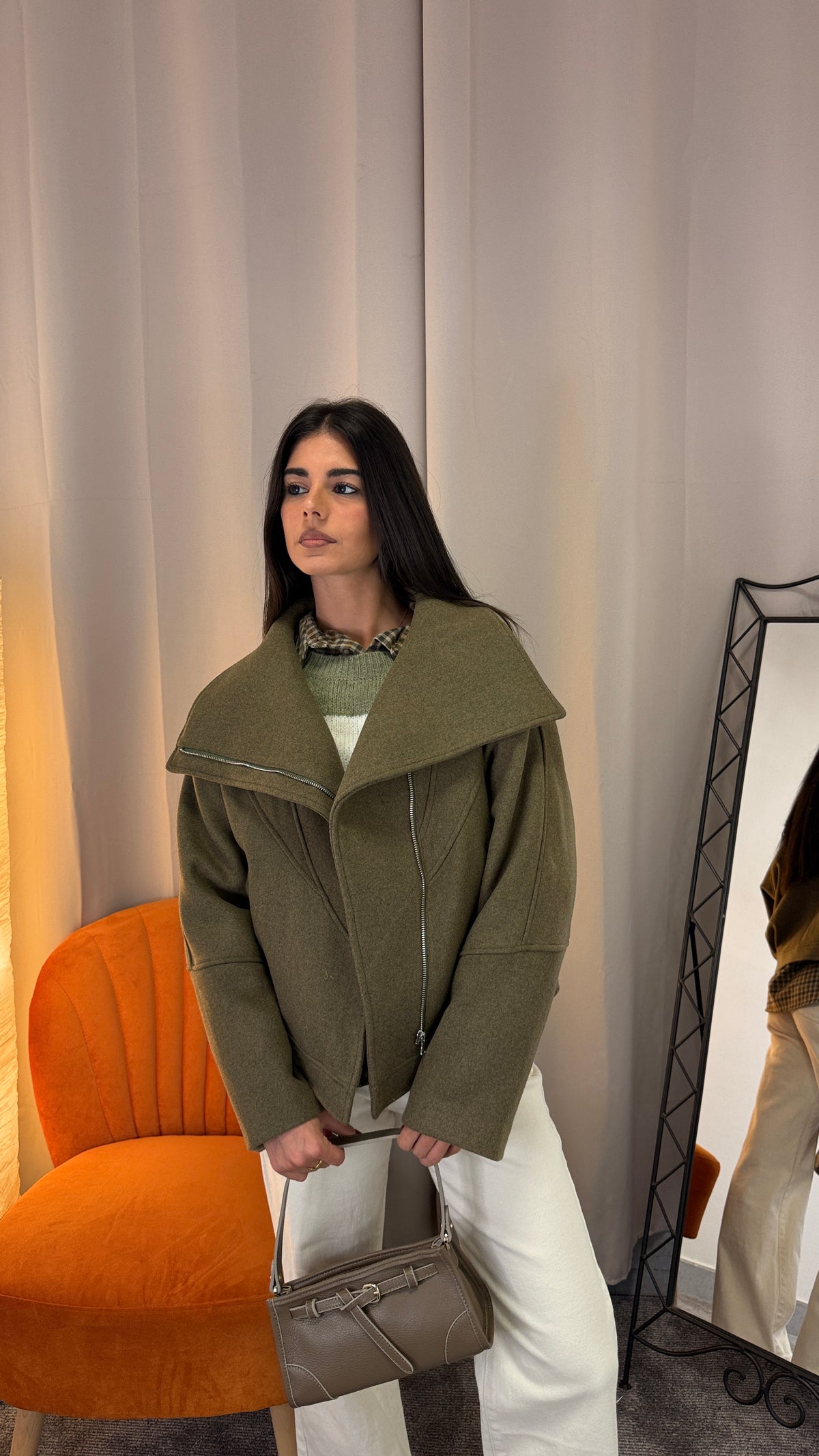 Giacca corta verde militare con maxi collo e zip Civico 1 con jeans bianco