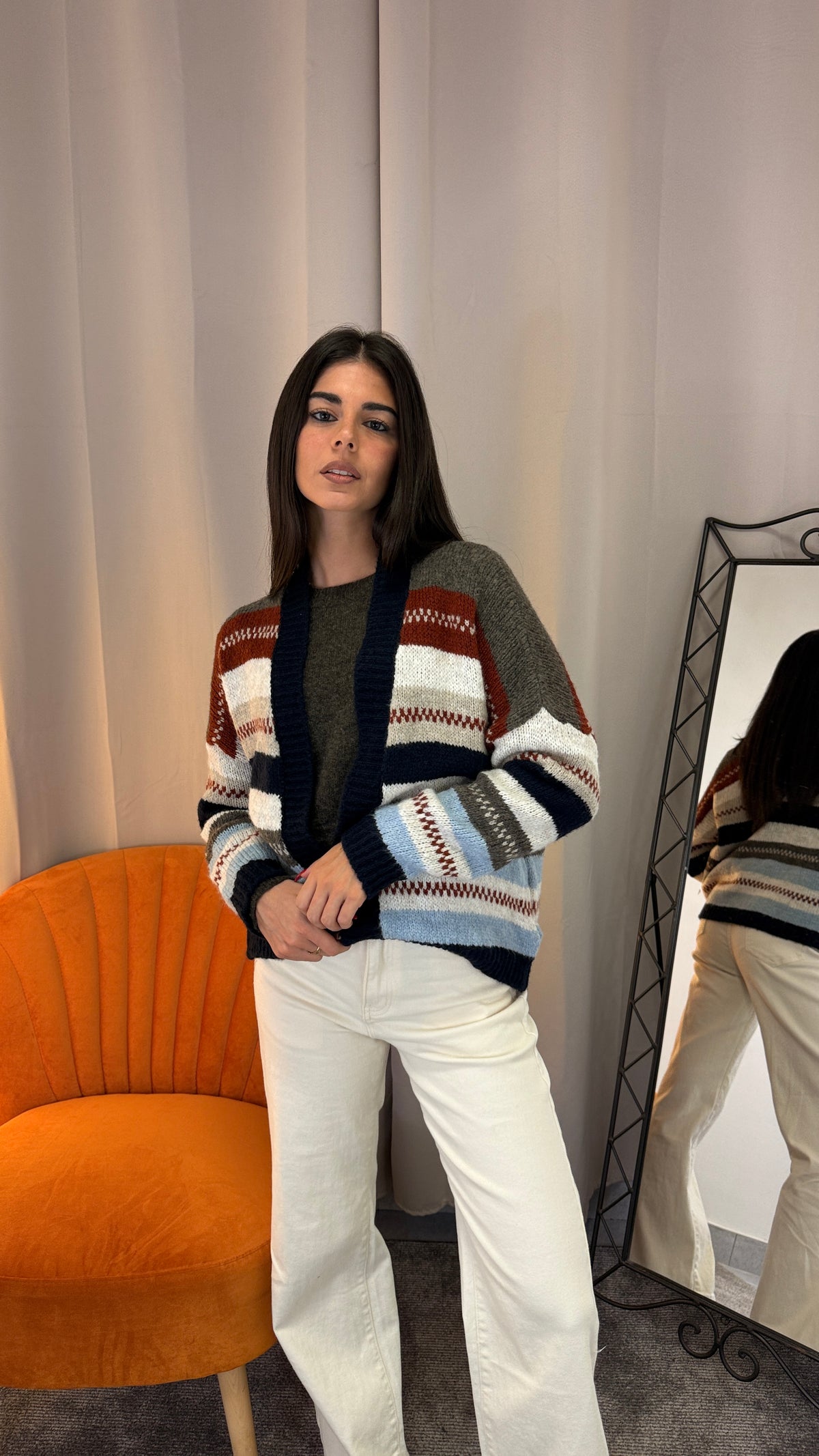 Cardigan a righe multicolor morbido indossato con jeans bianco