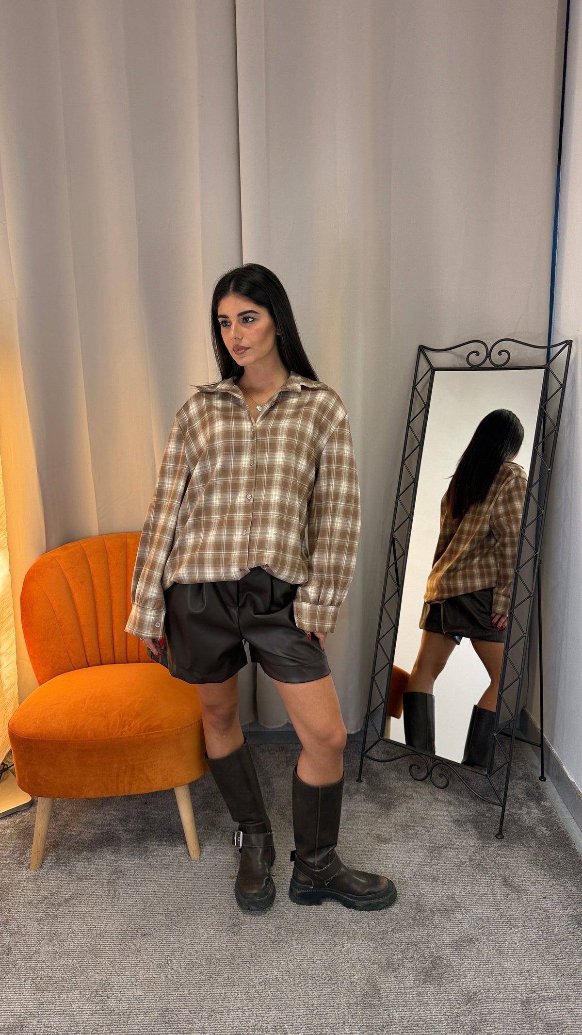 Camicia a quadri oversize beige e marrone con short in ecopelle