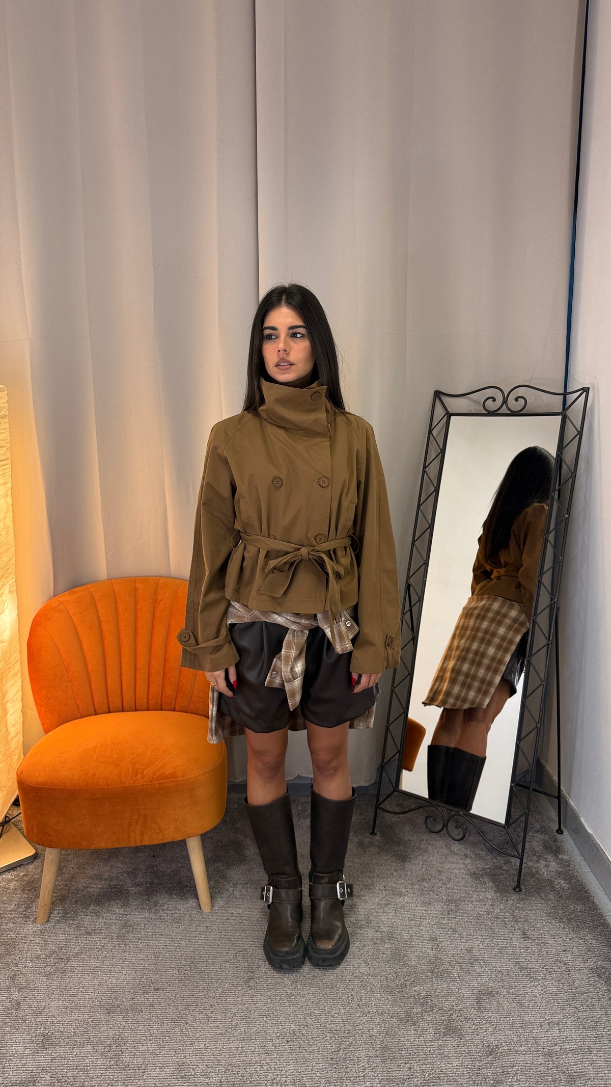 Trench corto con cintura cammello