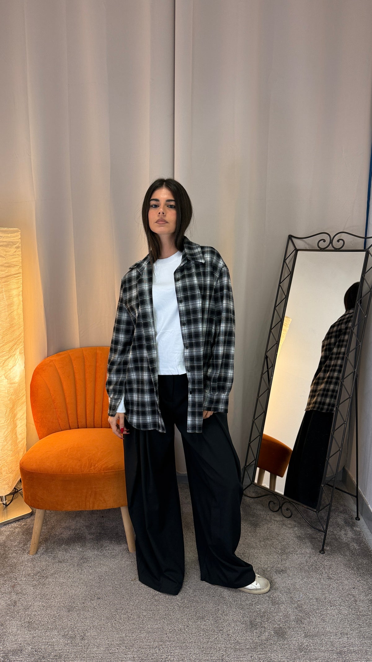Camicia a quadri oversize nera e bianca portata aperta