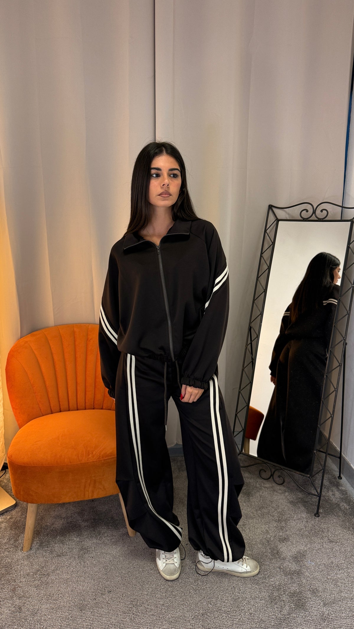 Tuta nera con bande bianche, felpa con zip e pantalone con coulisse