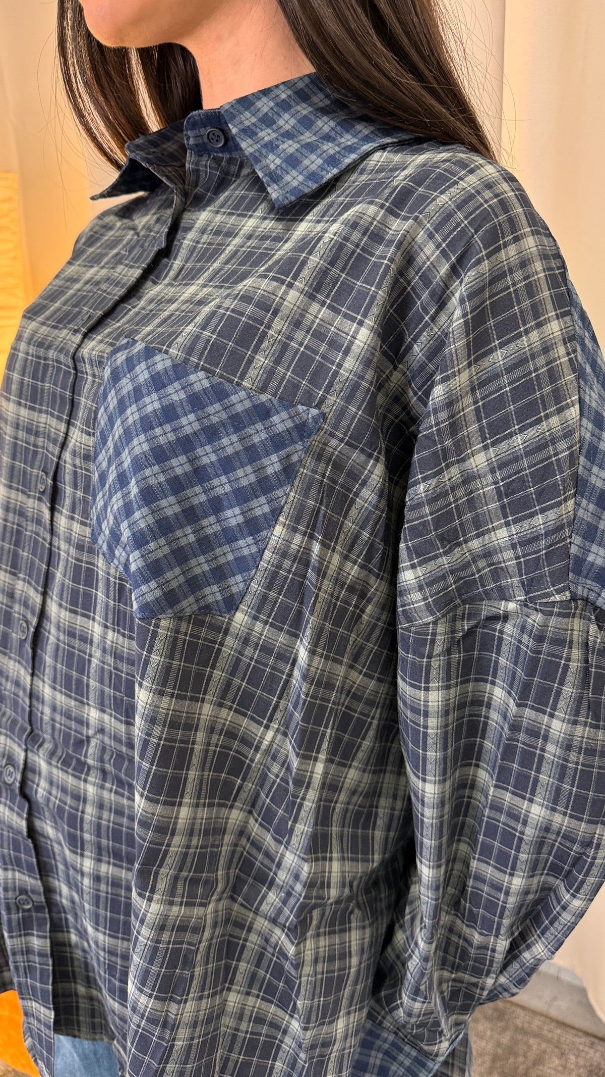 Camicia Altamira a quadri verde e blu indossata, vista frontale