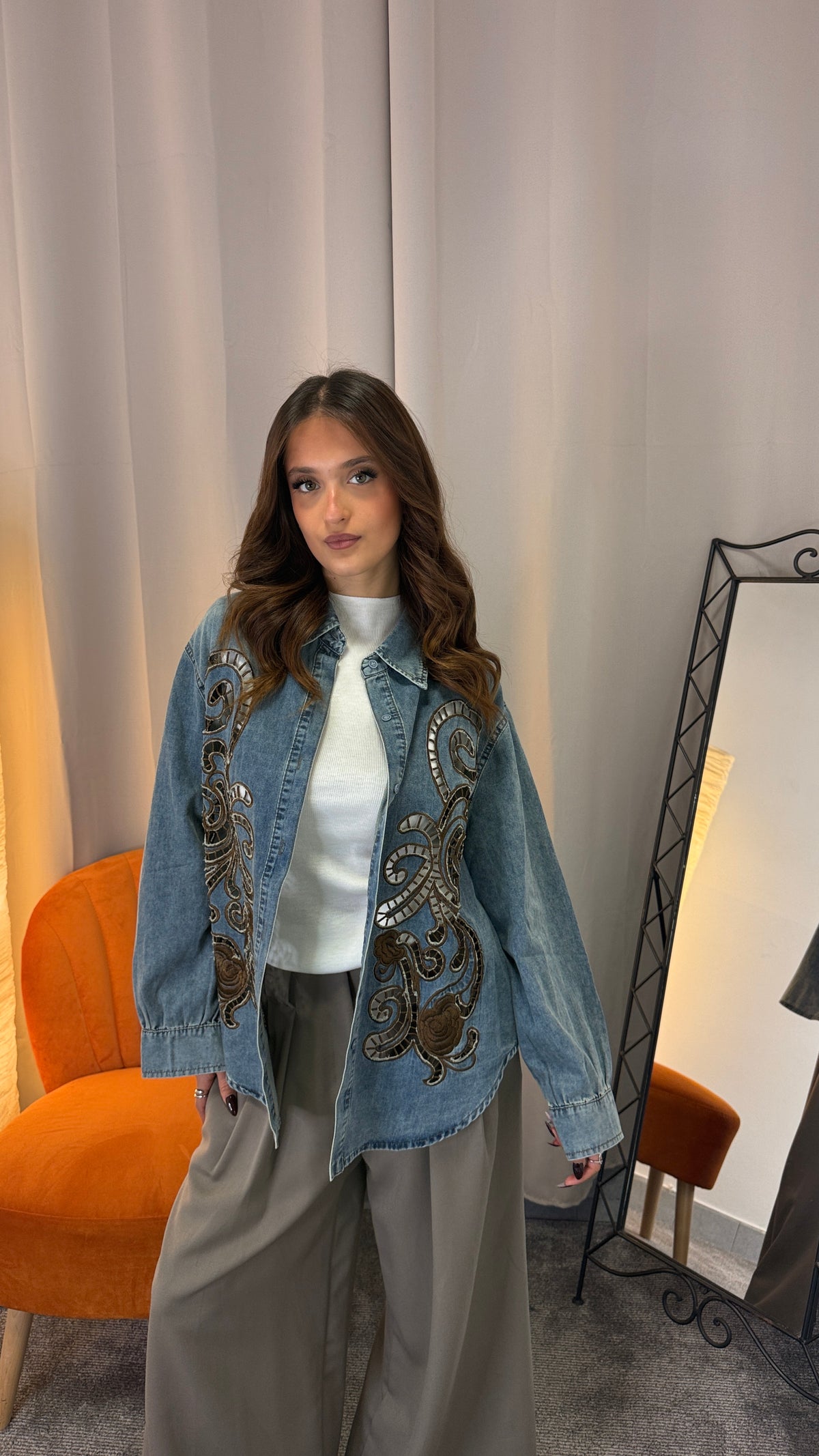 Camicia in denim chiusa con ricami traforati sul davanti