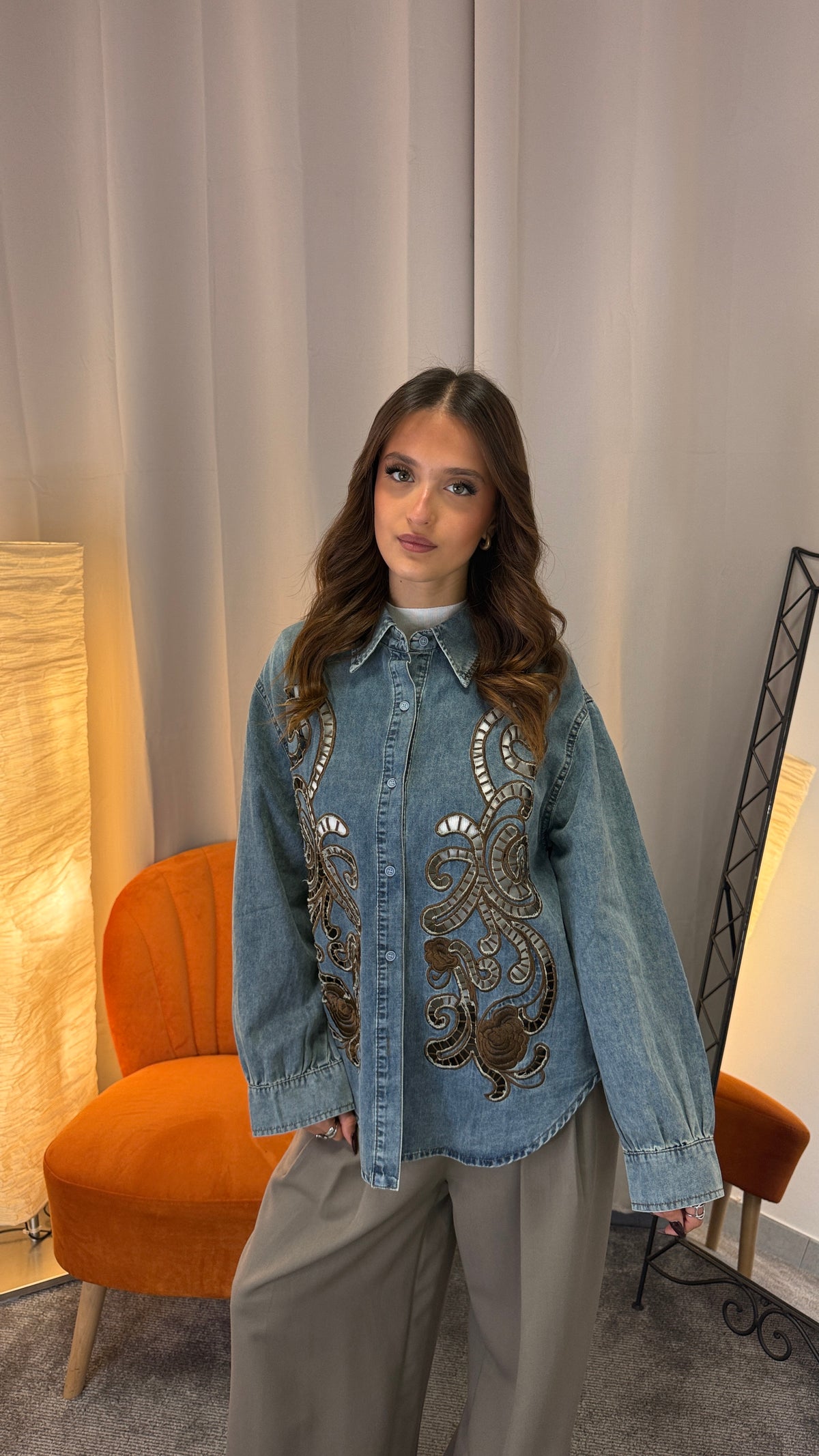 Camicia in denim con ricami indossata aperta come giacchetta