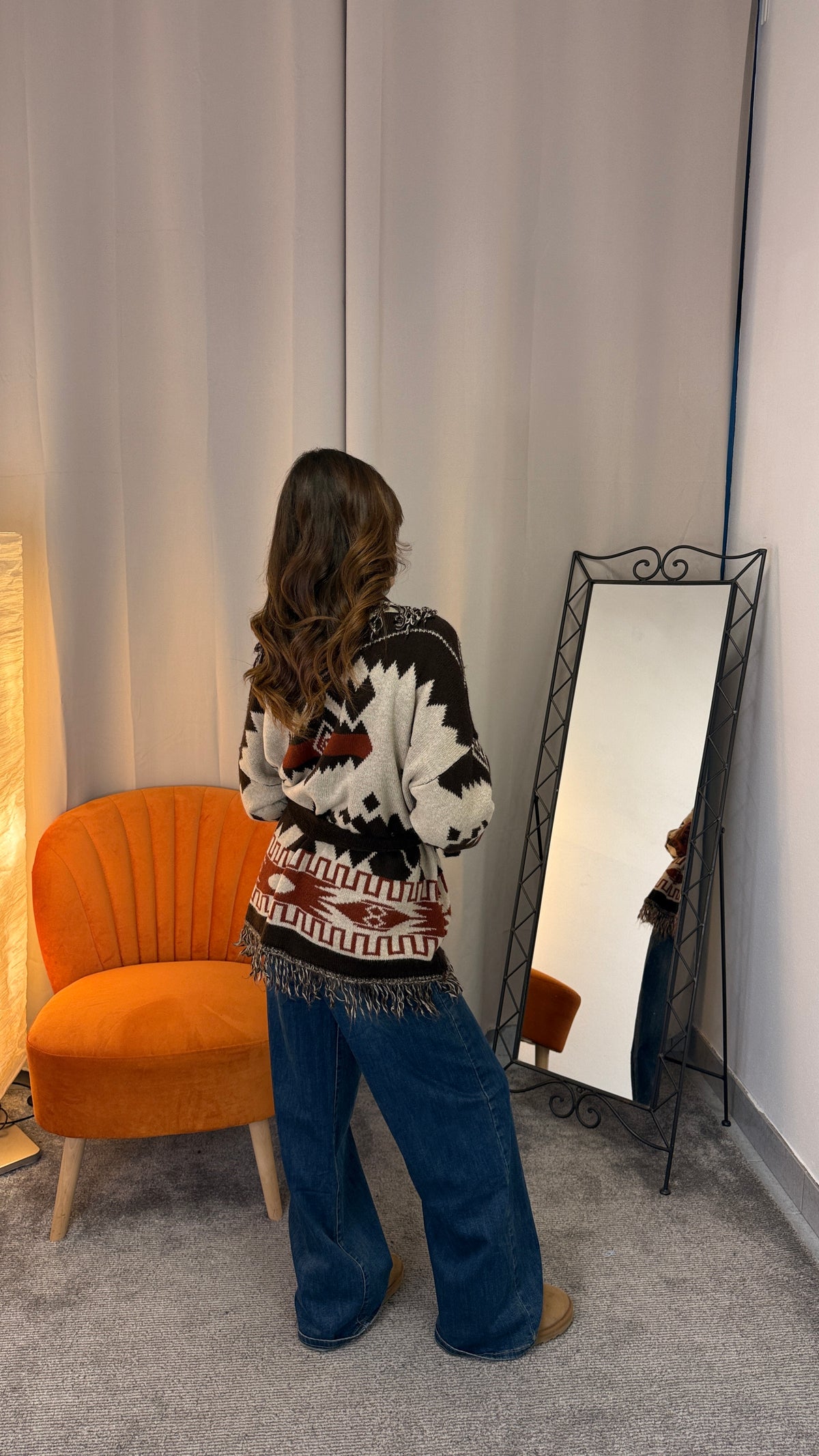 Cardigan di media lunghezza nei toni neutri, allacciato in vita
