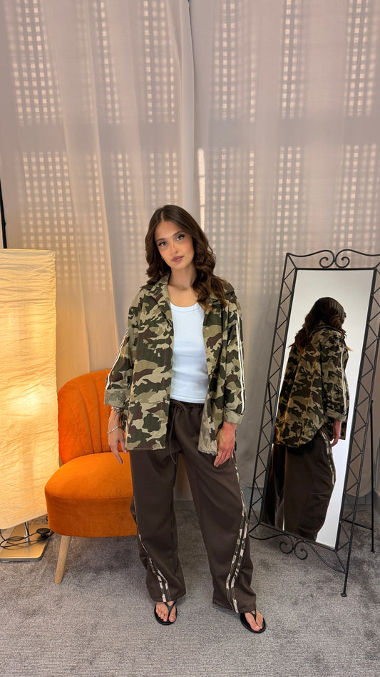 Giacca camouflage over 97% cotone con dettagli a contrasto